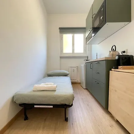 Apartment A Stone's Throw From The Metro