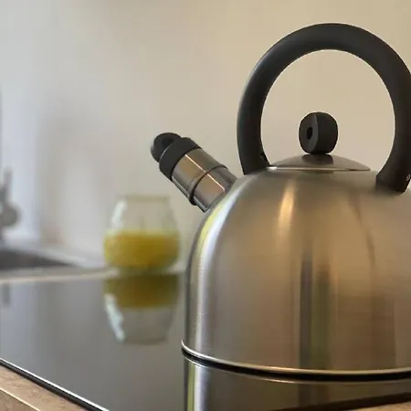 شقة A Stone's Throw From The Metro ميلان